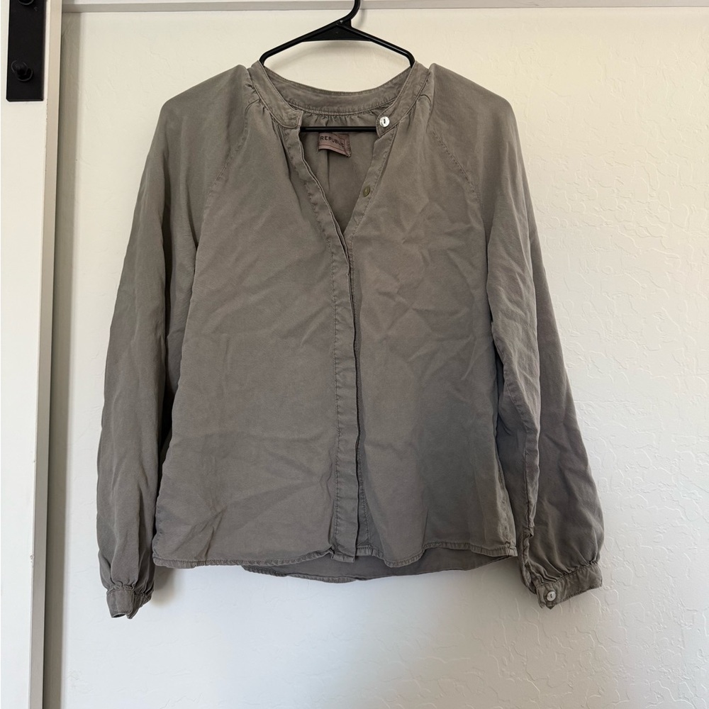 For The Republic Sage Green Button Down Blouse Soft Casual Womens Small